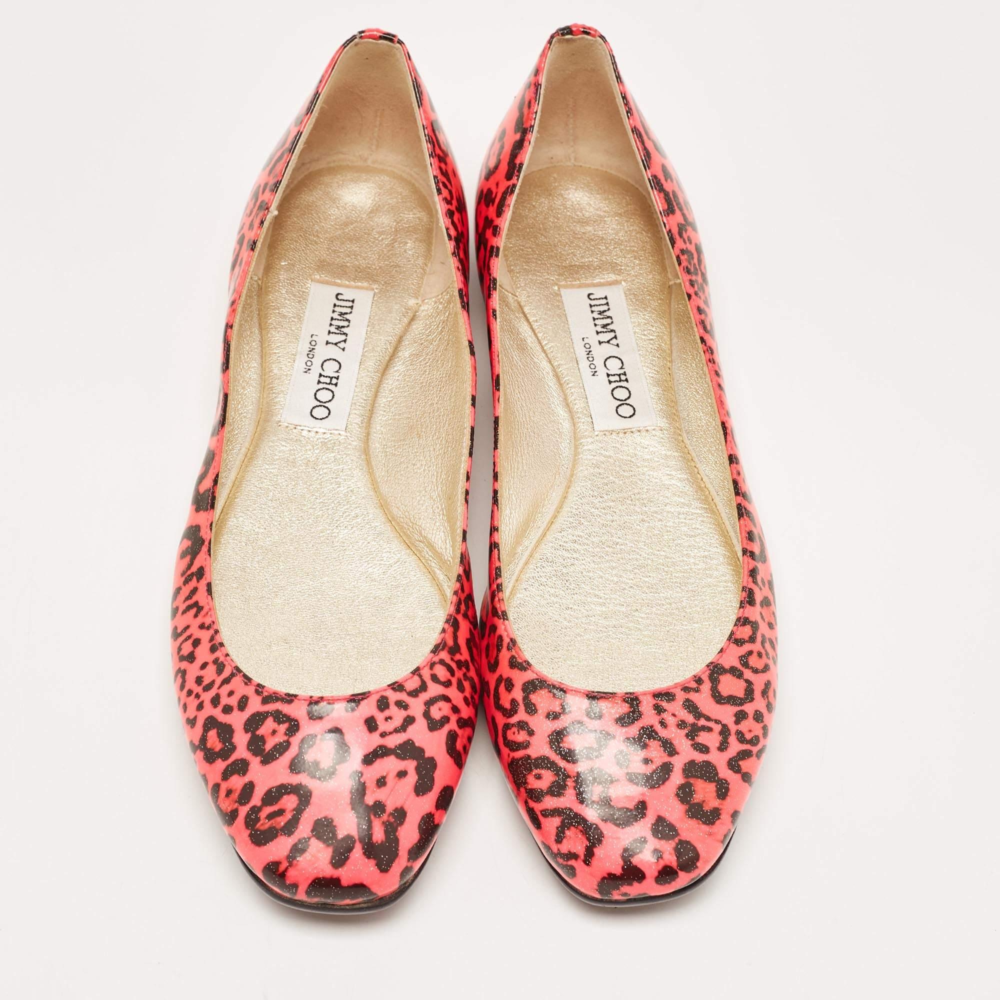 Jimmy Choo Pink/Black Leopard Print Patent Leather Ballet Flats Size 37 In Good Condition In Dubai, Al Qouz 2