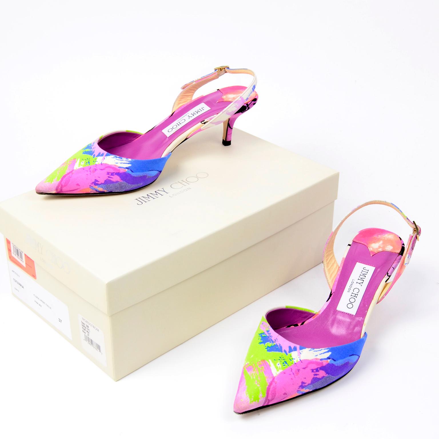 Ces jolies chaussures Jimmy Choo Slingback sont pleines de couleurs ! L'imprimé floral abstrait est dans les tons de vert citron:: violet:: rose et bleu. Les chaussures ont été fabriquées en Italie et sont livrées avec leur boîte d'origine.Ce sont