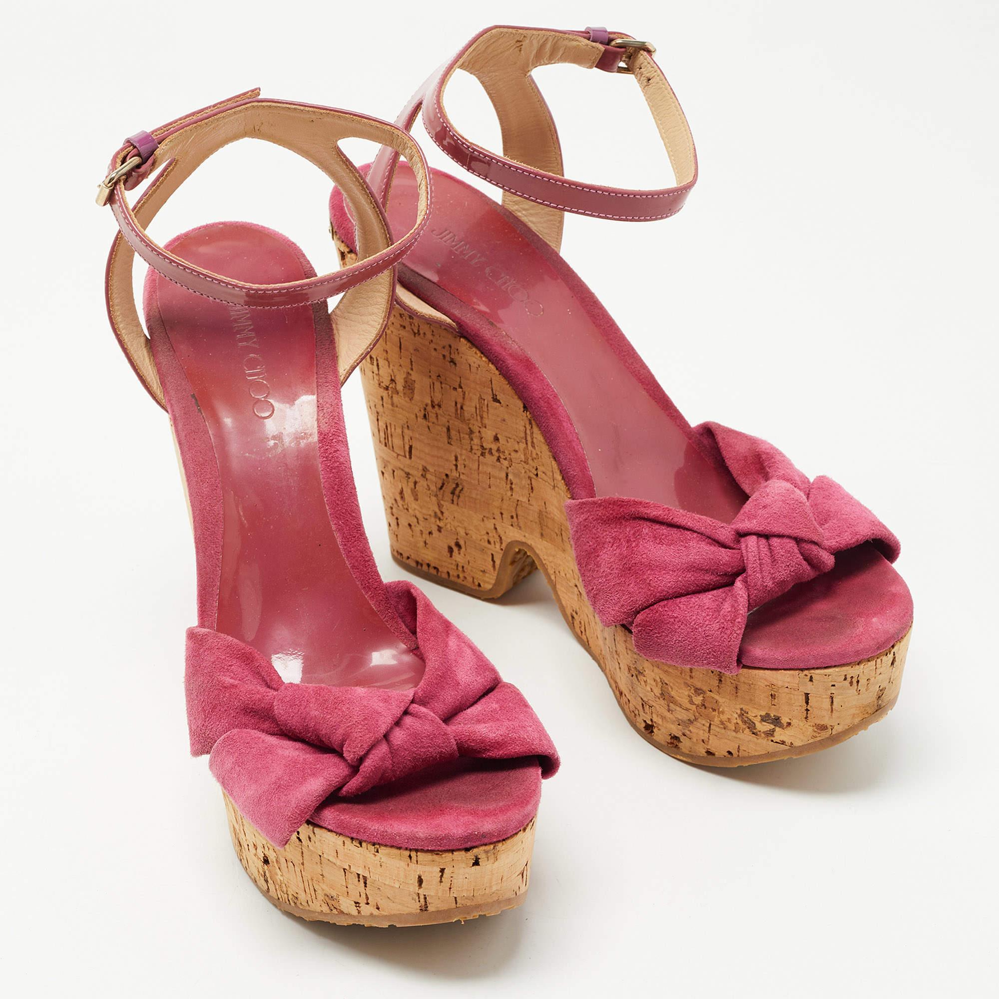Jimmy Choo Sandales compensées roses en cuir verni et daim, taille 40,5 État moyen - En vente à Dubai, Al Qouz 2