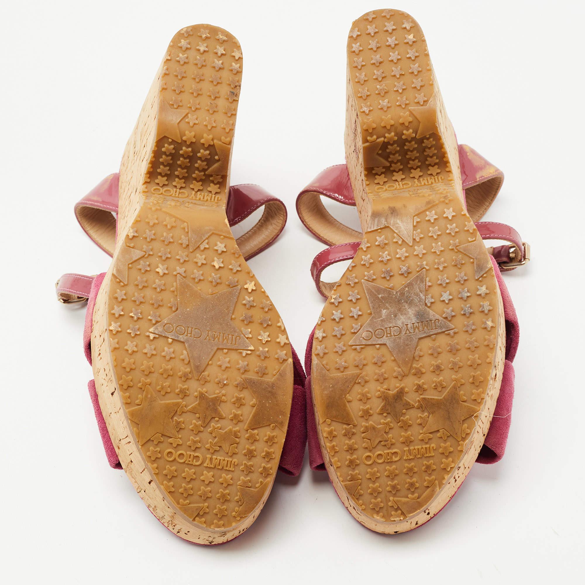 Jimmy Choo Sandales compensées roses en cuir verni et daim, taille 40,5 en vente 1