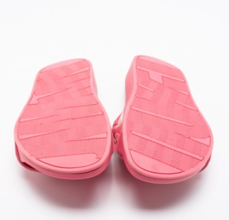 Amplify the style quotient of your casual edit with these Jimmy Choo slides. A rubber creation with classy detailing, it flaunts a wide strap on the vamps, a slip-on fitting, and open toes.