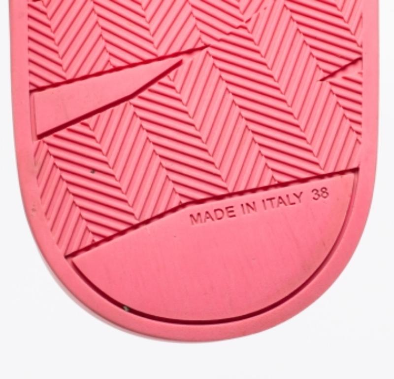 Jimmy Choo Pink Rubber Flat Slides Size 38 In Fair Condition For Sale In Dubai, Al Qouz 2