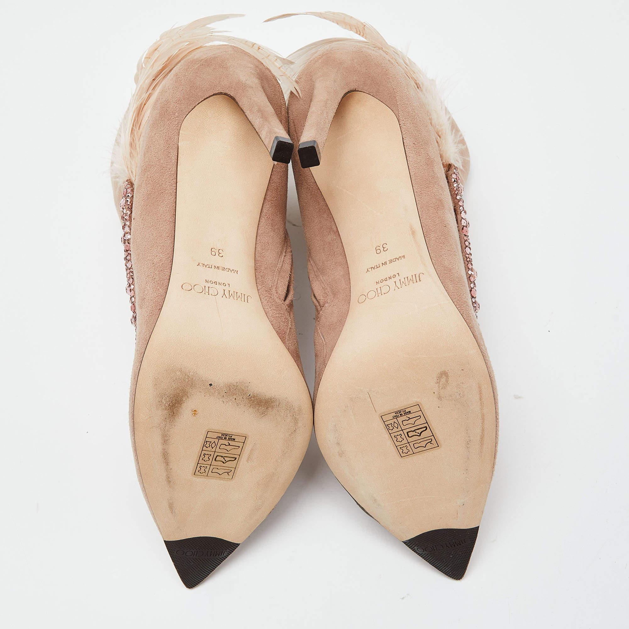 Jimmy Choo Botines de ante rosa y plumas con adornos de cristal talla 39 en Bueno estado para la venta en Dubai, Al Qouz 2