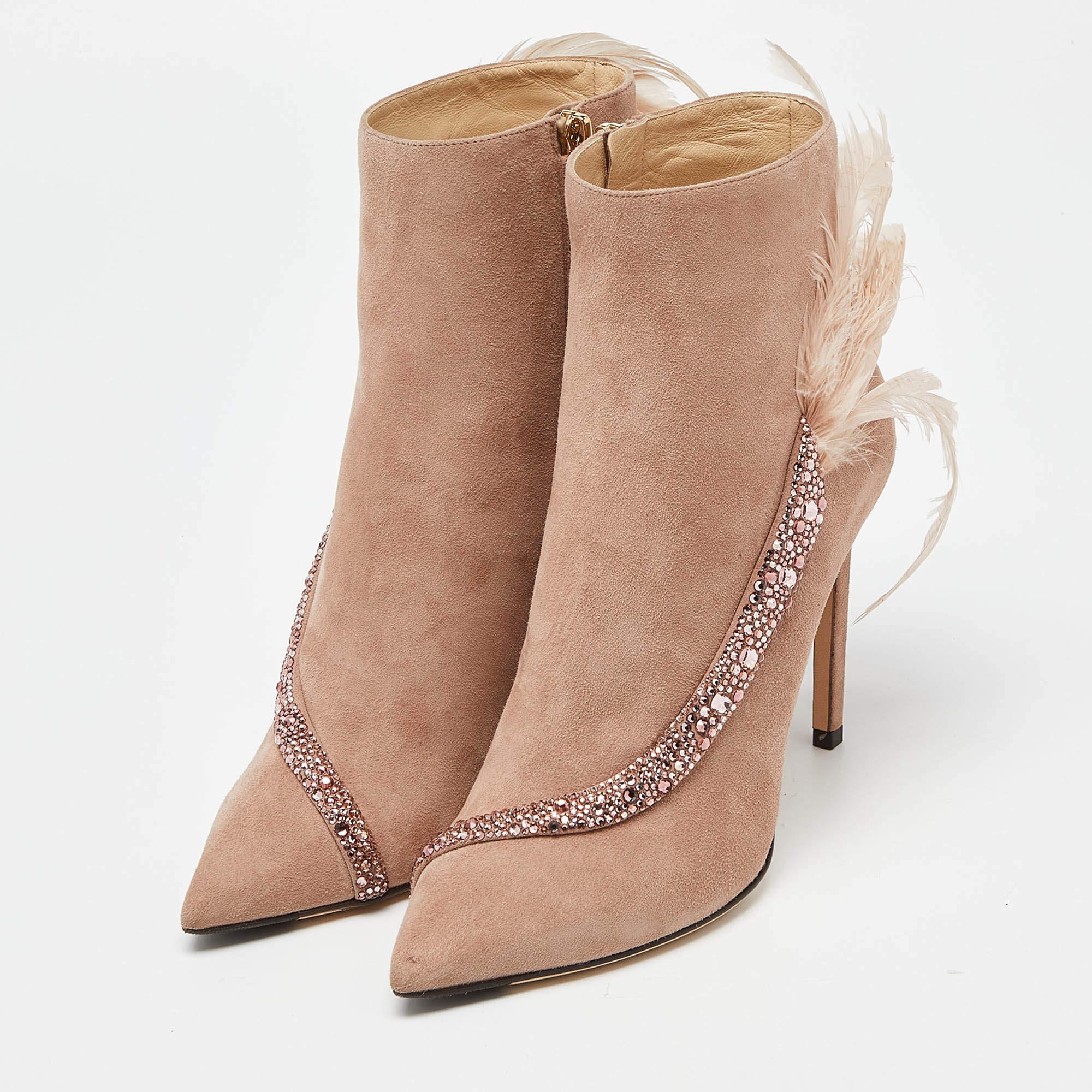 Jimmy Choo Botines de ante rosa y plumas con adornos de cristal talla 39 en venta 2