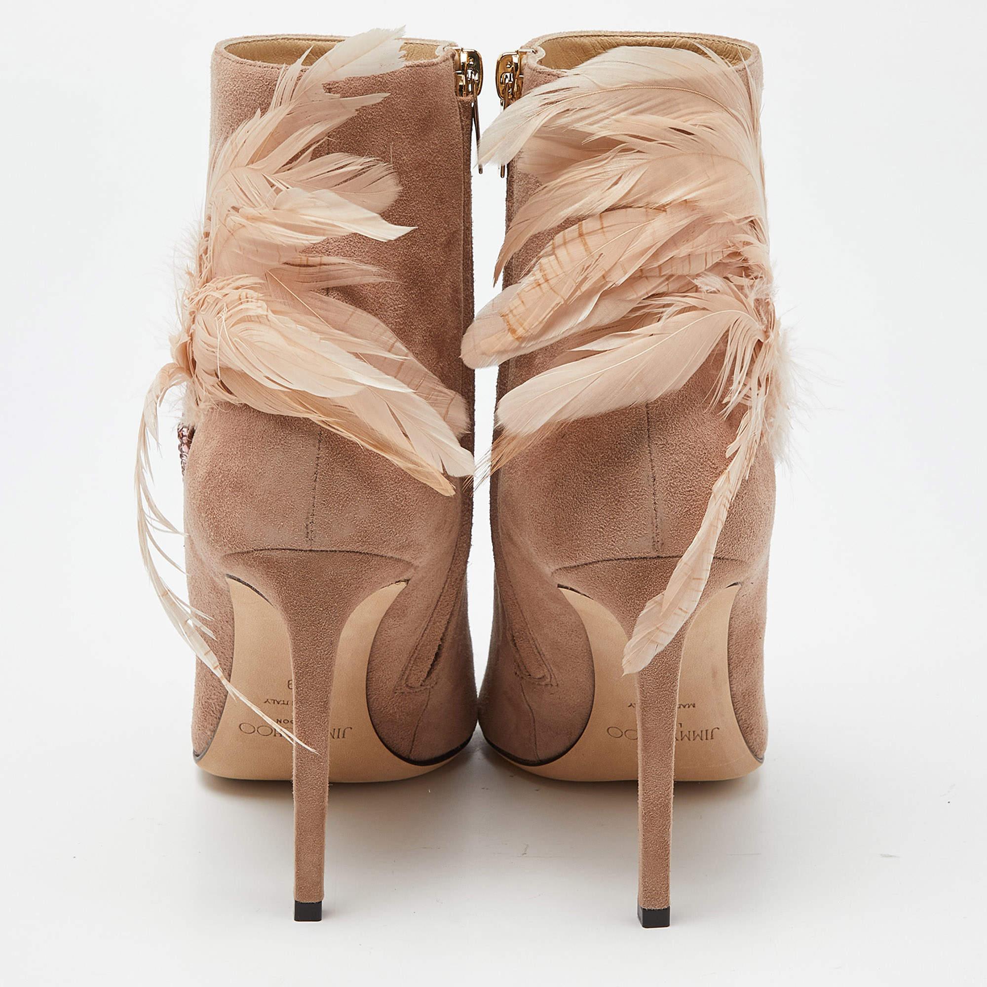 Jimmy Choo Botines de ante rosa y plumas con adornos de cristal talla 39 en venta 3