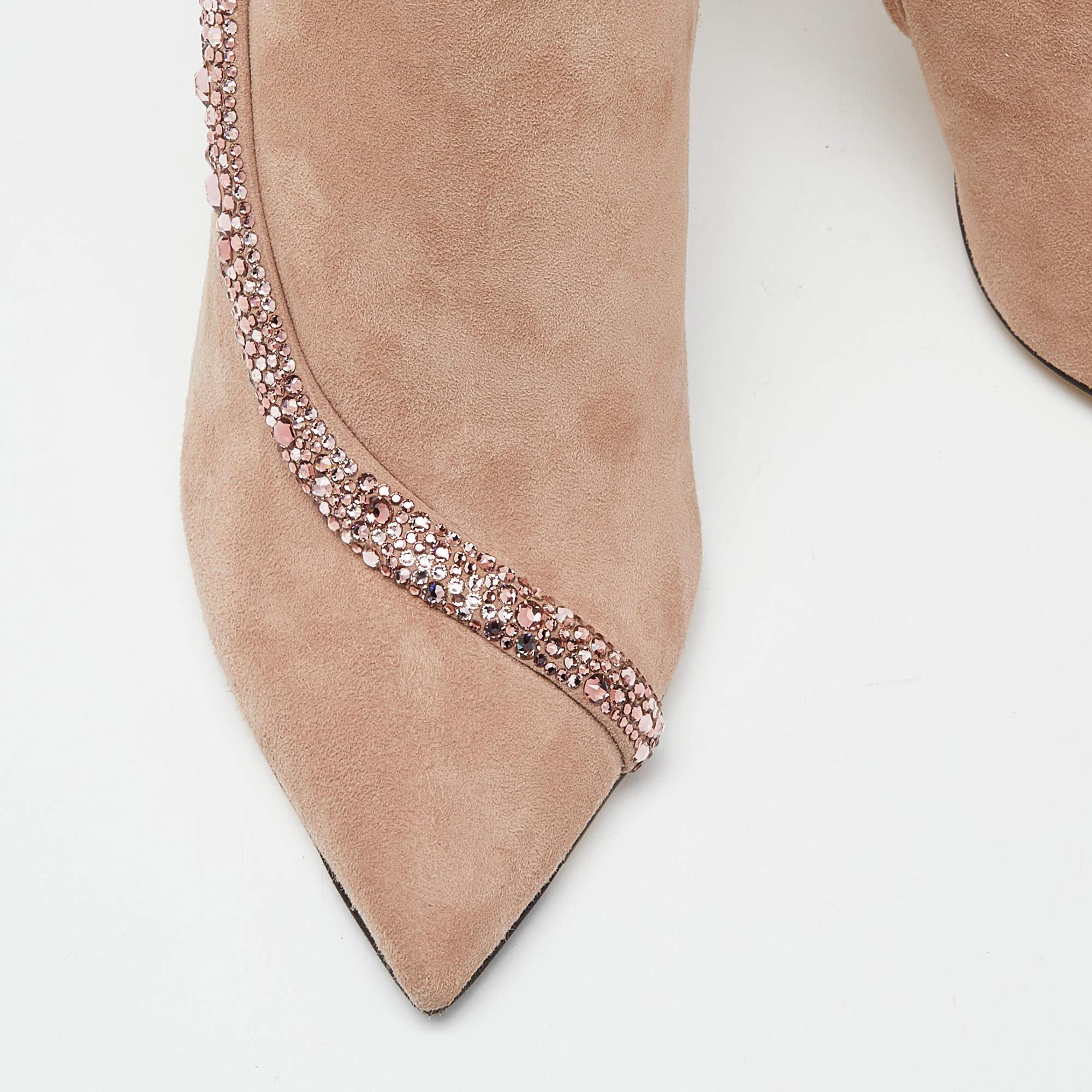 Jimmy Choo Botines de ante rosa y plumas con adornos de cristal talla 39 en venta 4