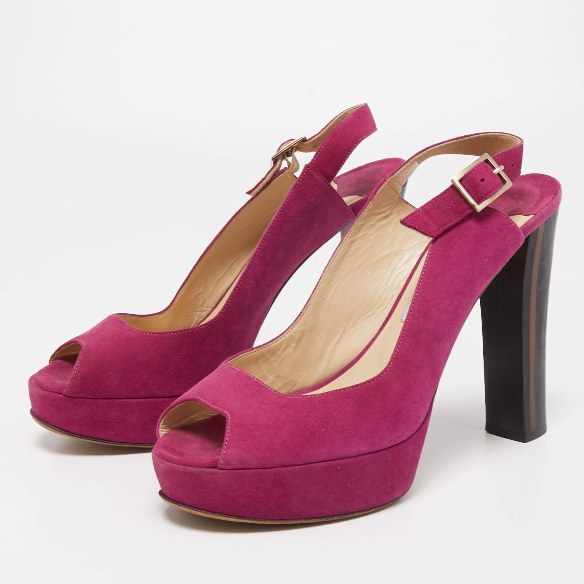Des chaussures merveilleusement fabriquées ajoutées avec des éléments notables pour bien s'adapter et s'associer parfaitement à tous vos projets. Faites vôtres ces sandales de créateurs dès aujourd'hui