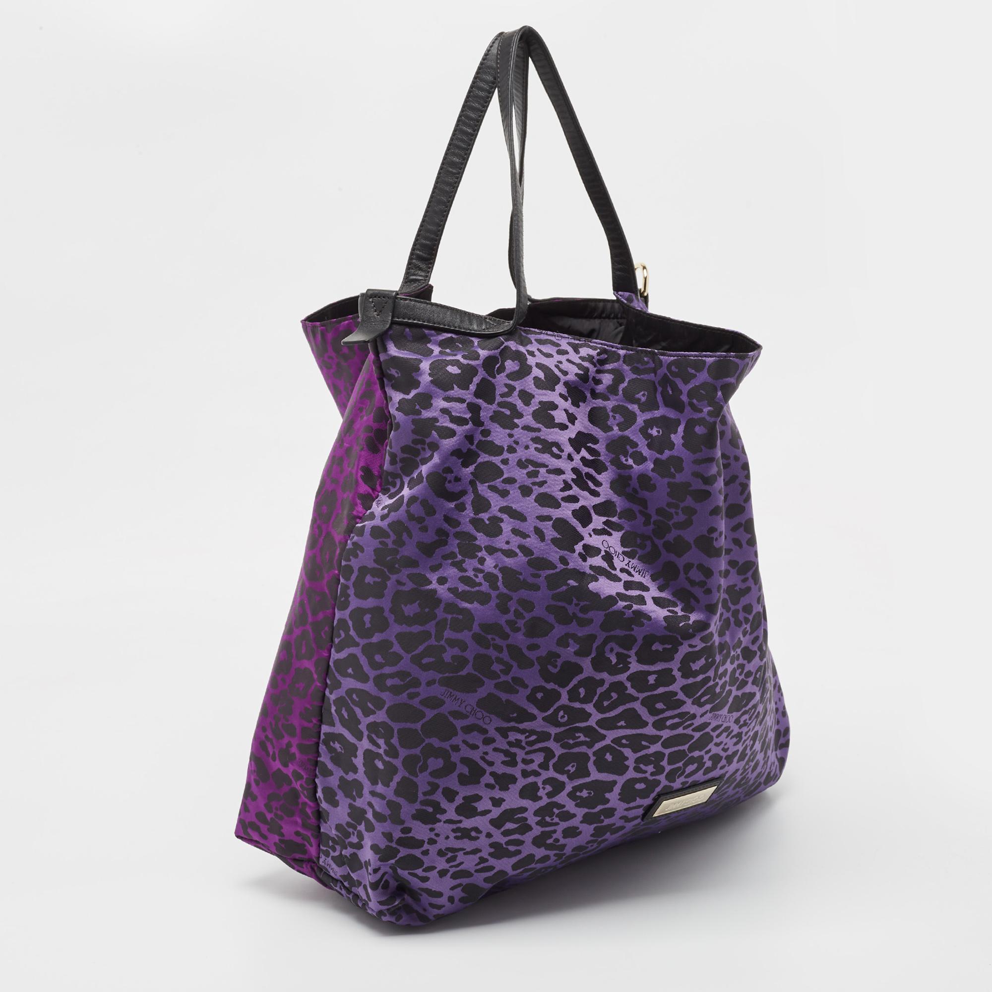 This alluring tote bag for women has been designed to assist you on any day. Convenient to carry and fashionably designed, the tote is cut with skill and sewn into a great shape. It is well-equipped to be a reliable accessory.


Includes
Original