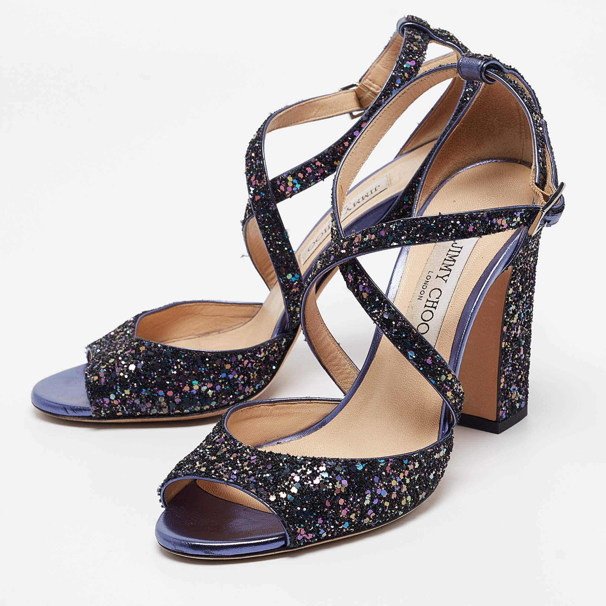 Questi sandali incorniceranno i tuoi piedi in modo elegante. Realizzate con materiali di qualità, presentano un design di classe e solette confortevoli.