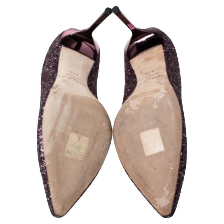 Jimmy Choo ist bekannt für seine eleganten und hochmodischen Entwürfe, die immer wieder überzeugen. Setzen Sie mit diesem in Italien gefertigten Paar ein modisches Statement. Sie sind mit lilafarbenem Glitter überzogen, haben eine spitze Spitze,