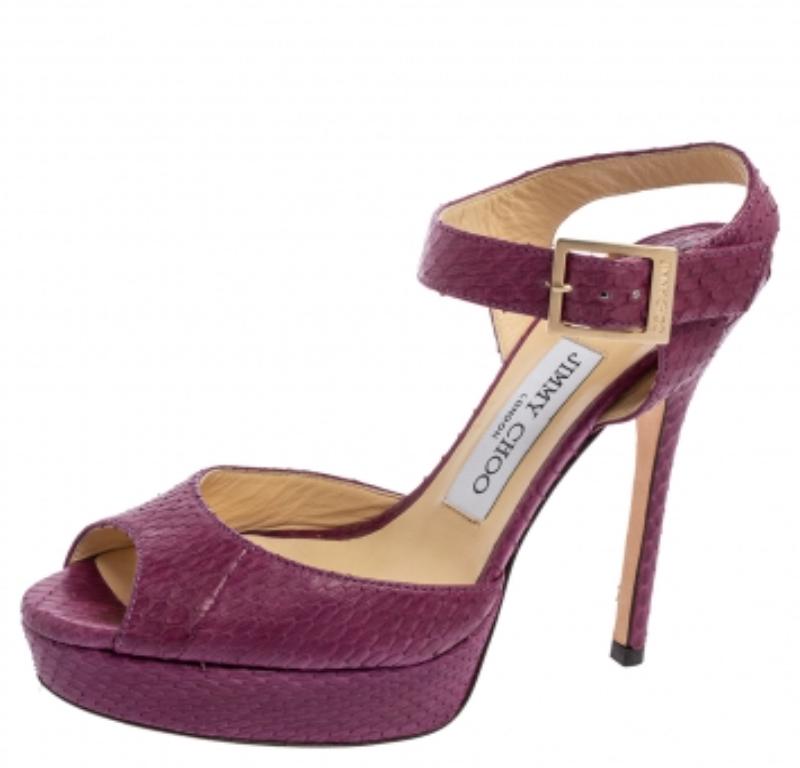 Stupisci la folla ogni volta che esci con questo paio di sandali di Jimmy Choo. Sono state realizzate in pelle esotica di pitone e sono state progettate per essere sfoggiate. Sono caratterizzate da punta peep e cinturini con fibbie alla caviglia. I