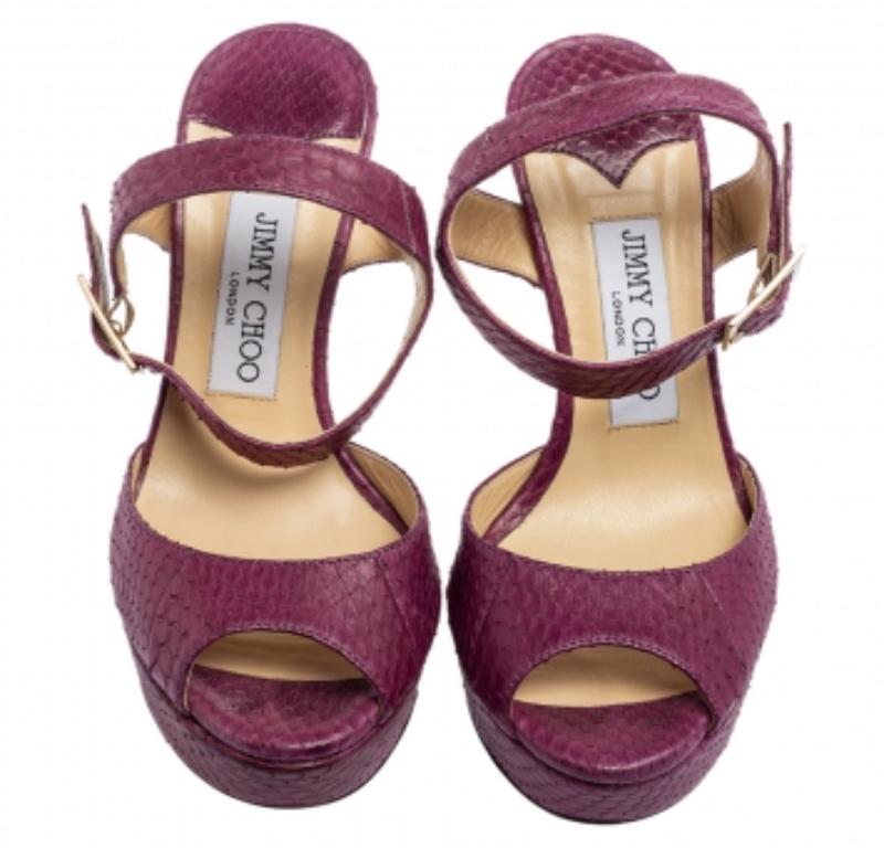 Marrone Jimmy Choo, in pelle di pitone viola, Sandali con cinturino alla caviglia e piattaforma Peep-Toe Taglia 36 in vendita