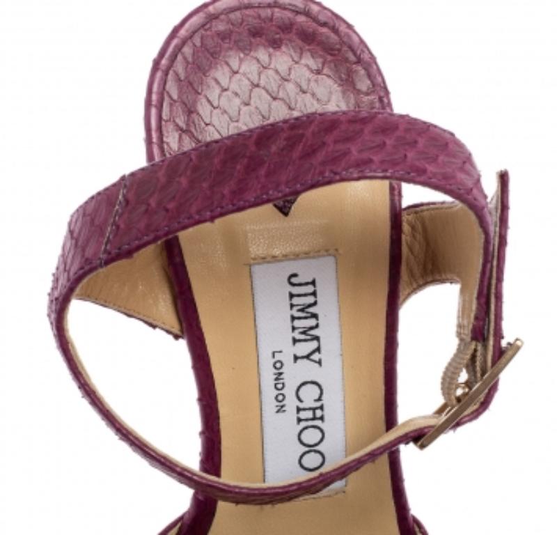 Donna Jimmy Choo, in pelle di pitone viola, Sandali con cinturino alla caviglia e piattaforma Peep-Toe Taglia 36 in vendita