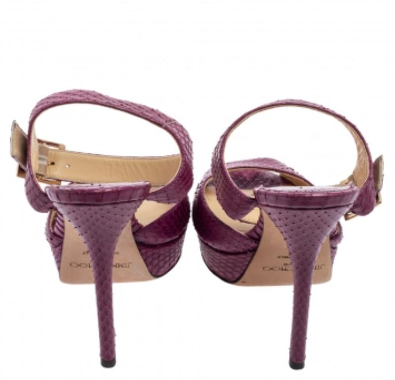 Jimmy Choo, in pelle di pitone viola, Sandali con cinturino alla caviglia e piattaforma Peep-Toe Taglia 36 in vendita 1