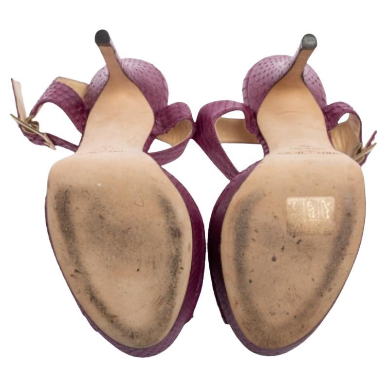Jimmy Choo, in pelle di pitone viola, Sandali con cinturino alla caviglia e piattaforma Peep-Toe Taglia 36 in vendita 3