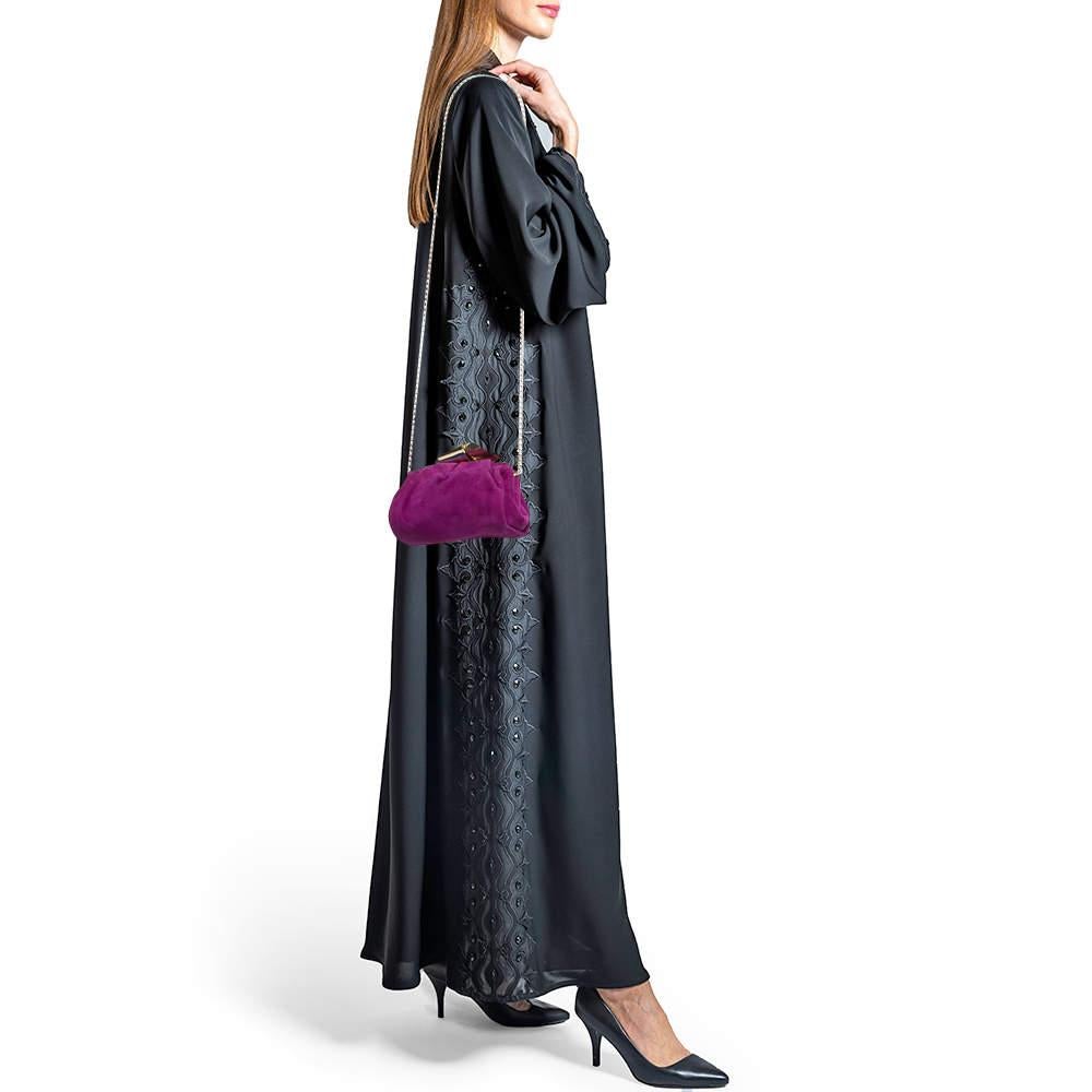 Cette pochette est l'accessoire idéal pour compléter votre ensemble chic. Il est fabriqué dans un matériau de qualité et dispose d'un intérieur bien dimensionné qui peut accueillir confortablement tous vos petits objets essentiels.