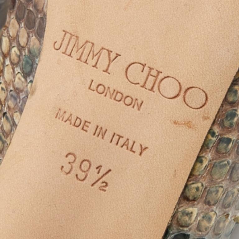 Mit diesen wunderschönen Nova-Sandalen von Jimmy Choo werden diese stilvollen Outfits noch viel ansprechender aussehen. Sie wurden aus Pythonleder in einer Peep-Toe-Silhouette gefertigt und mit Slingbacks mit Schnalle kombiniert. Sie sind bequem mit