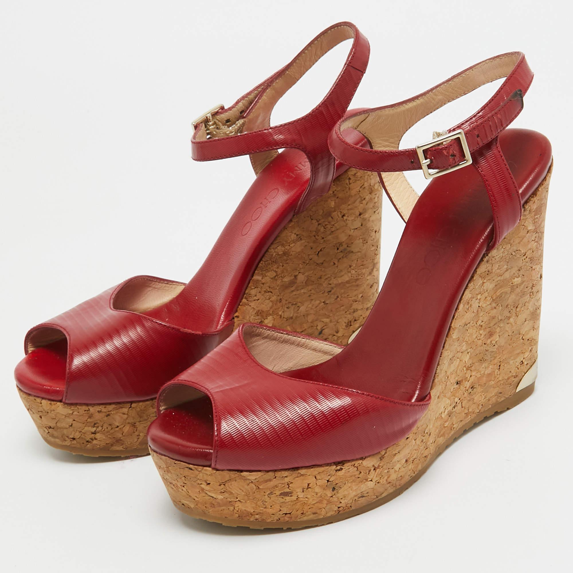 Diese Sandalen umrahmen Ihre Füße auf elegante Weise. Sie sind aus hochwertigen MATERIALEN gefertigt und verfügen über ein edles Design und bequeme Innensohlen.
