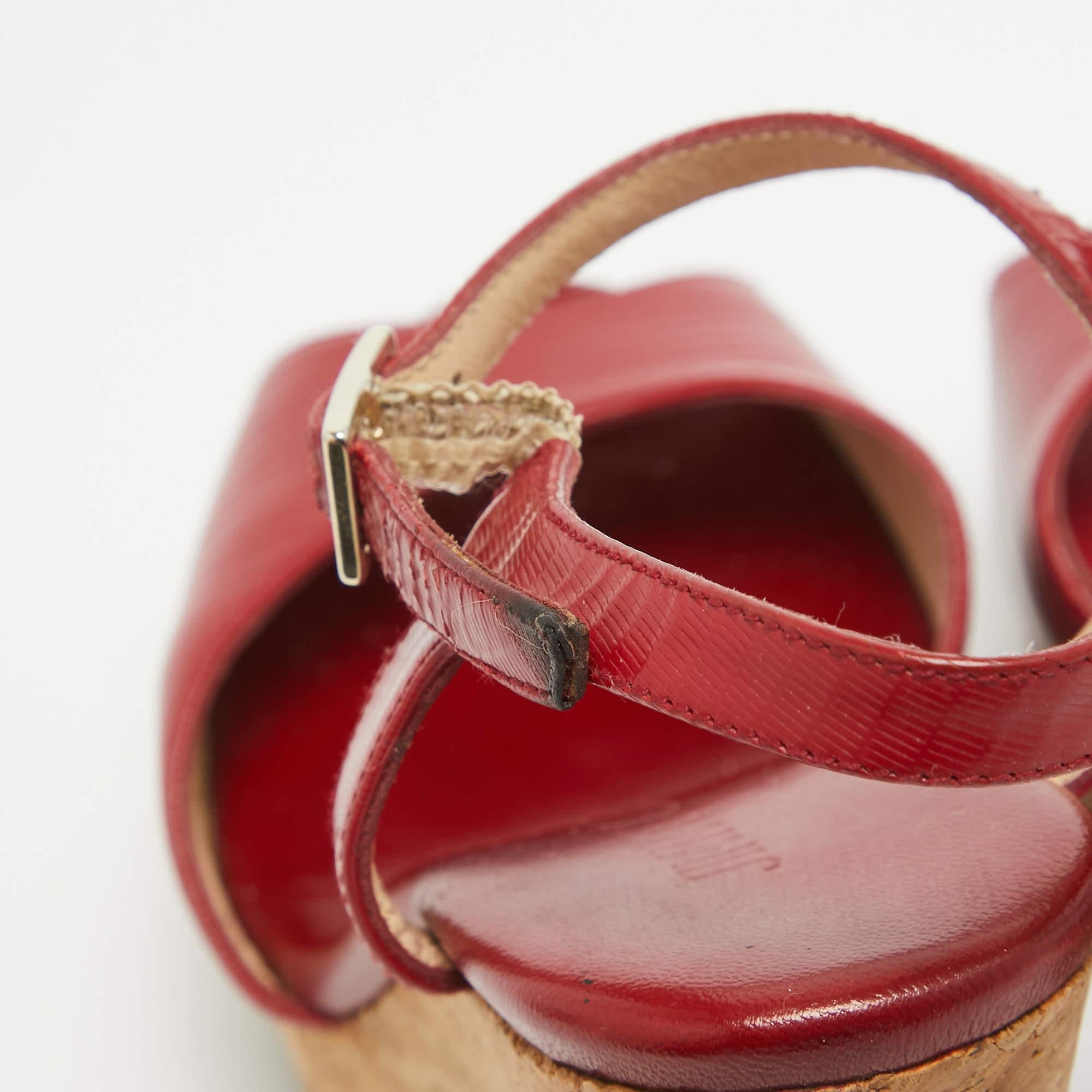 Jimmy Choo Rote Pela Kork Keilsandalen aus Leder Größe 35.5 im Zustand „Relativ gut“ im Angebot in Dubai, Al Qouz 2