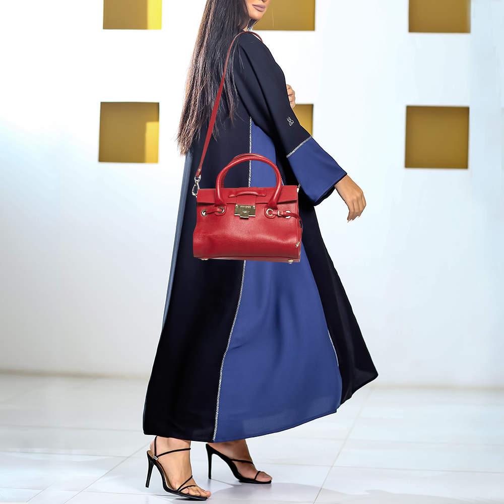 Know to create stylish, sophisticated, and timeless designs, this is a brand worth investing in. The bags that come from this label's atelier are exquisite. This tote bag is no different. It has been made from quality materials and comes with an