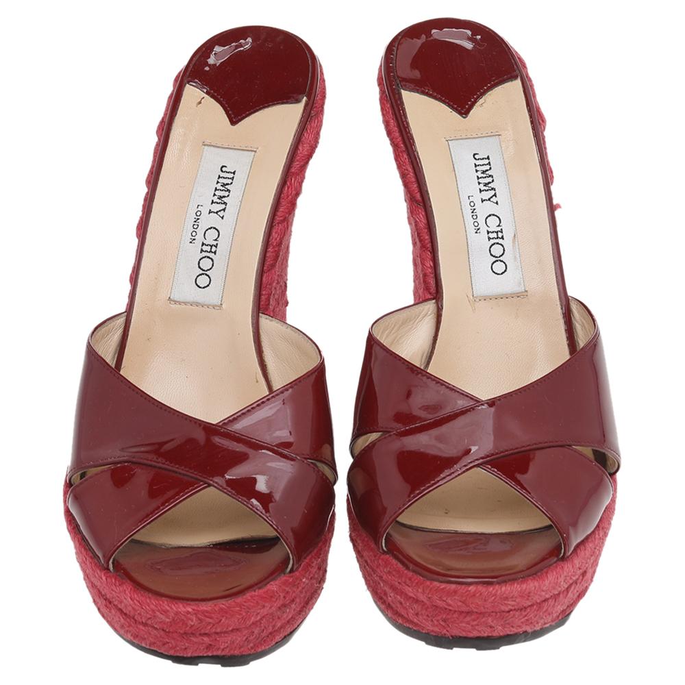 Jimmy Choo Rotes Lackleder Phyllis Keil Plateau Espadrille Sandalen Größe 40 im Zustand „Gut“ im Angebot in Dubai, Al Qouz 2