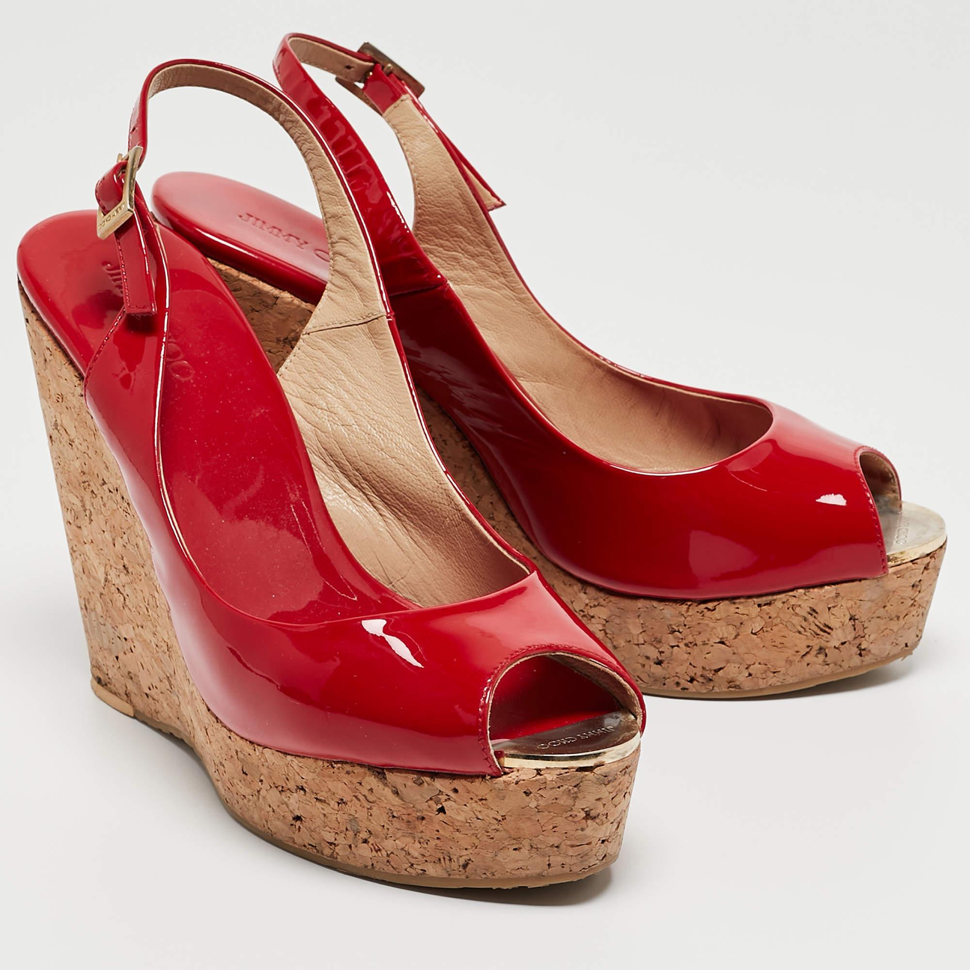 These sandals will frame your feet in an elegant manner. Crafted from quality materials, they display a classy design and comfortable insoles.

