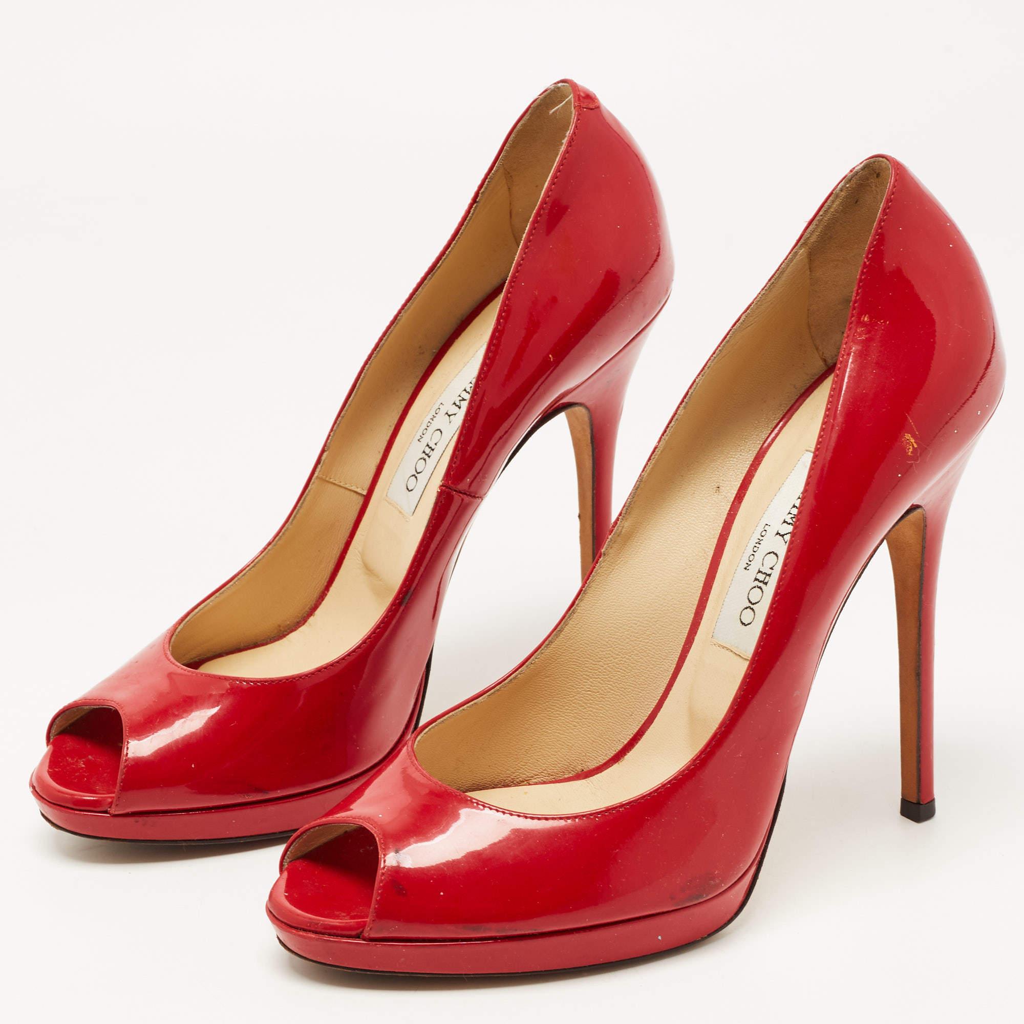 Arches curvilignes  un attrait féminin  et une structure bien construite définissent cet ensemble d'escarpins de créateur. Semelles intérieures confortables et talons élégants.  Les vêtements peuvent être assortis à vos tenues préférées.