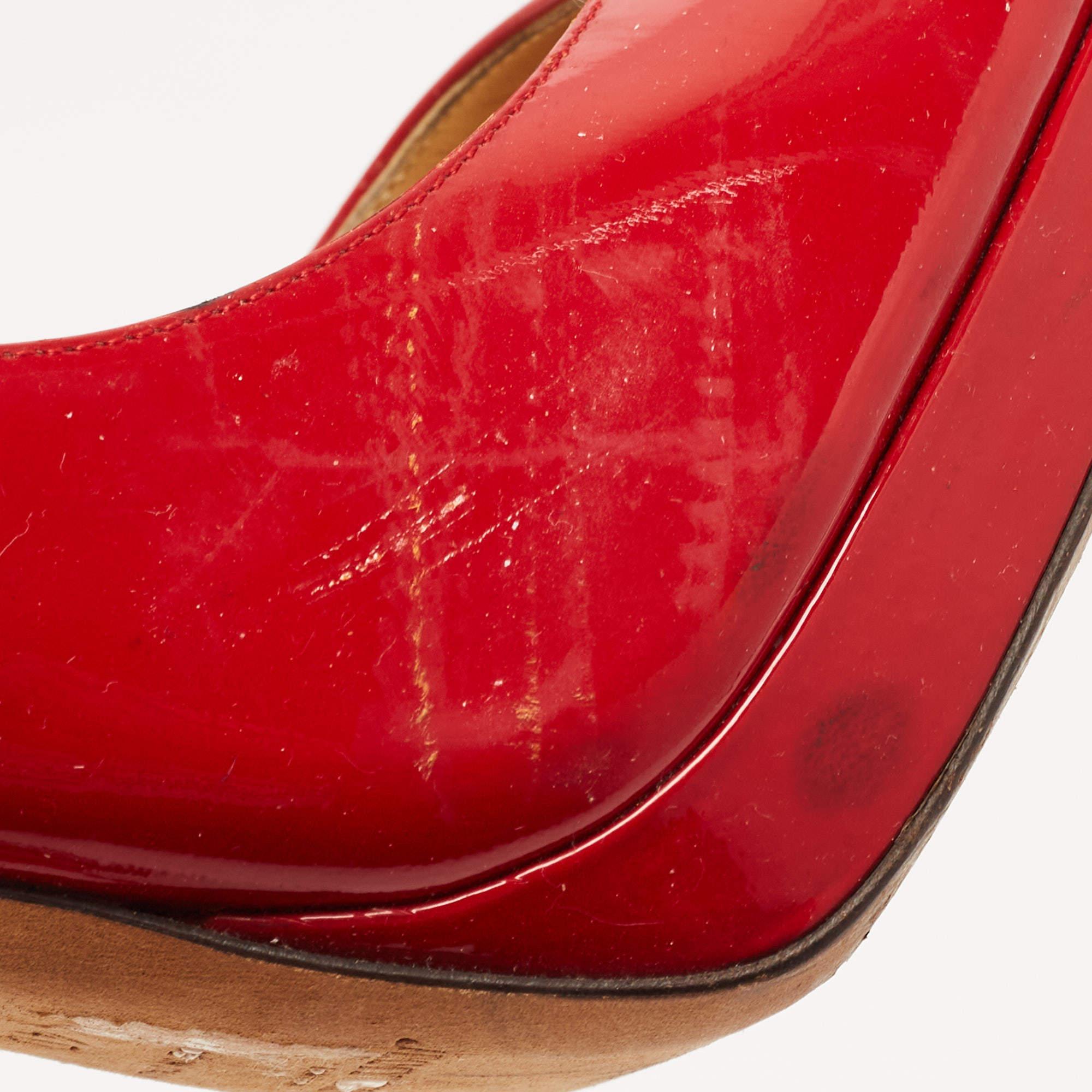 Rouge Escarpins à plateforme Jimmy Choo en cuir verni rouge, taille 40 en vente
