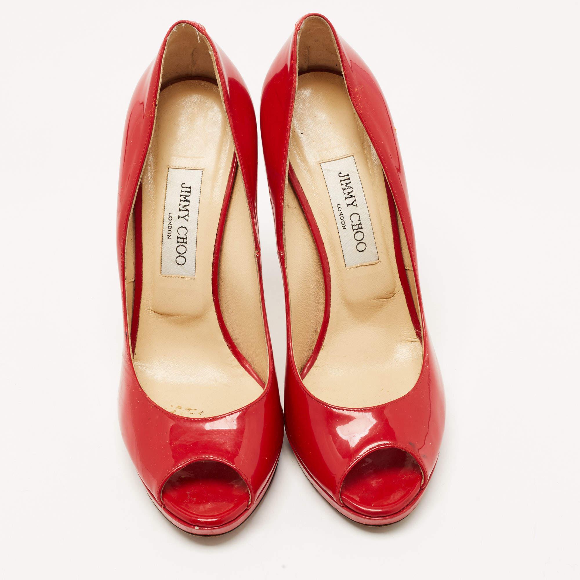 Escarpins à plateforme Jimmy Choo en cuir verni rouge, taille 40 État moyen - En vente à Dubai, Al Qouz 2