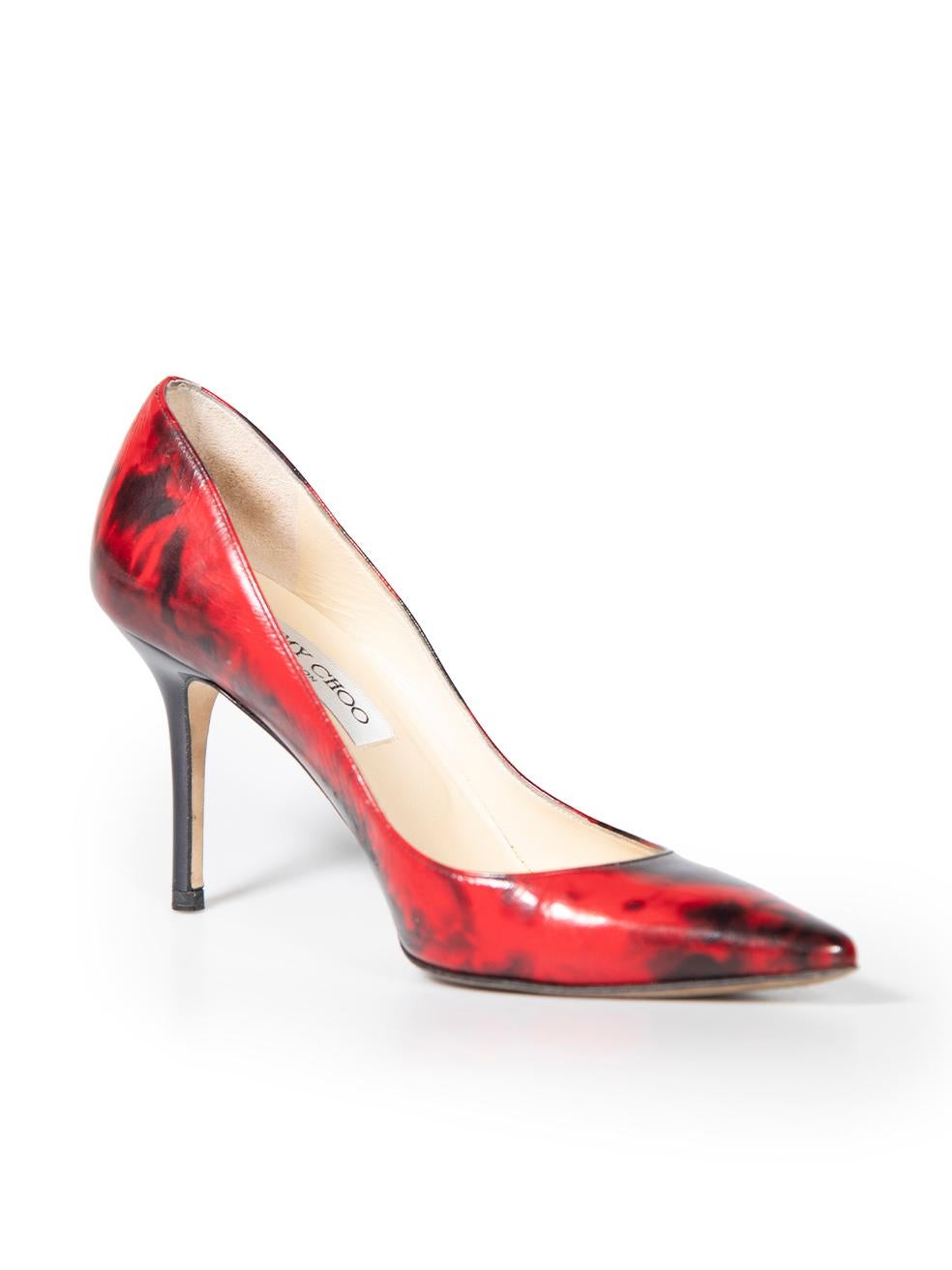 L'ÉTAT est bon. Les talons présentent une légère usure. Légers plis sur l'ensemble du cuir et légères abrasions à l'arrière des talons sur cet article de revente d'occasion de la marque Jimmy Choo. Ces chaussures sont livrées avec un sac à
