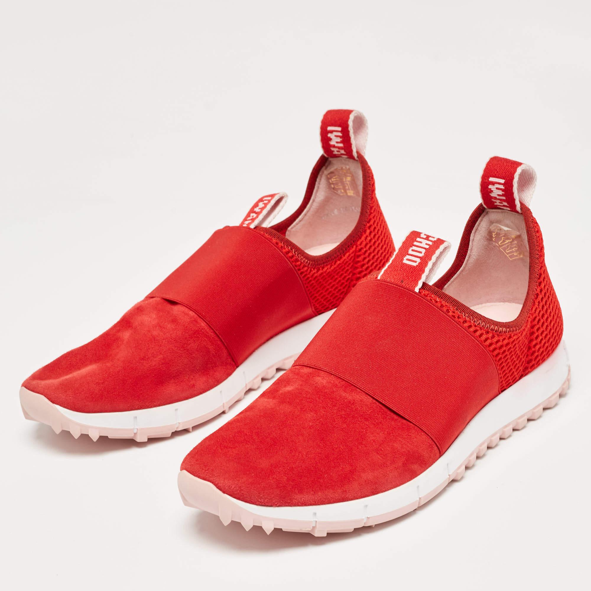 Donnez à votre tenue une touche de luxe avec cette paire de baskets de marque. Les chaussures sont parfaitement cousues pour vous permettre de vous démarquer pendant longtemps.