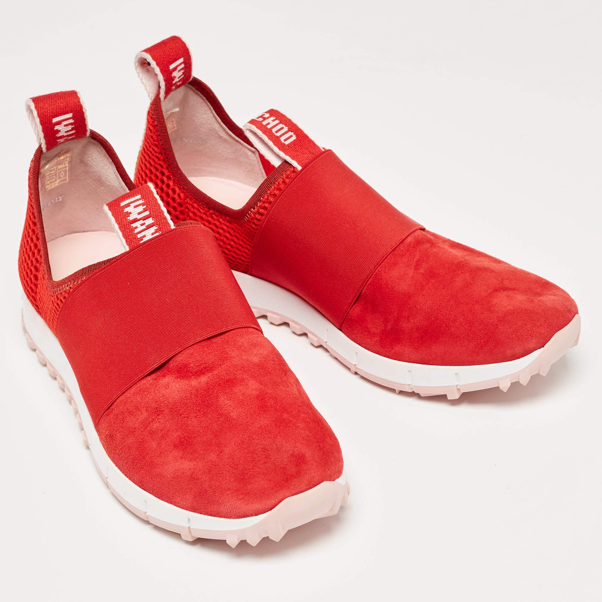 Jimmy Choo Baskets basses rouges en daim et maille, taille 39.5 Excellent état - En vente à Dubai, Al Qouz 2