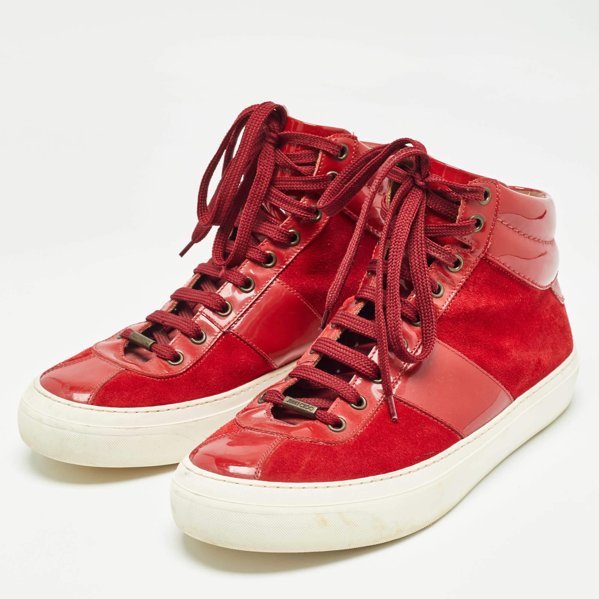 Présentées dans une silhouette classique, ces baskets de créateur sont une combinaison parfaite de luxe, de confort et de style. Ces baskets sont finies avec des détails de signature et des semelles confortables.