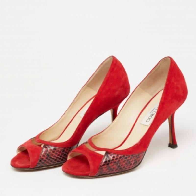 A feminine flair and a sophisticated appeal characterize these stunning Jimmy Choo pumps. Crafted using quality materials, they will add an opulent charm to your look and complement many looks that you would want to create.