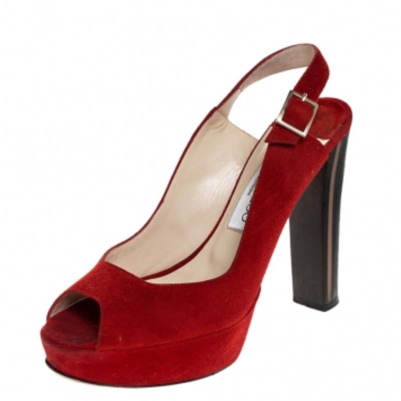 Jimmy Choo - Sandales à talons compensés Lexy à bout ouvert en cuir suédé rouge, taille 37,5 État moyen - En vente à Dubai, Al Qouz 2