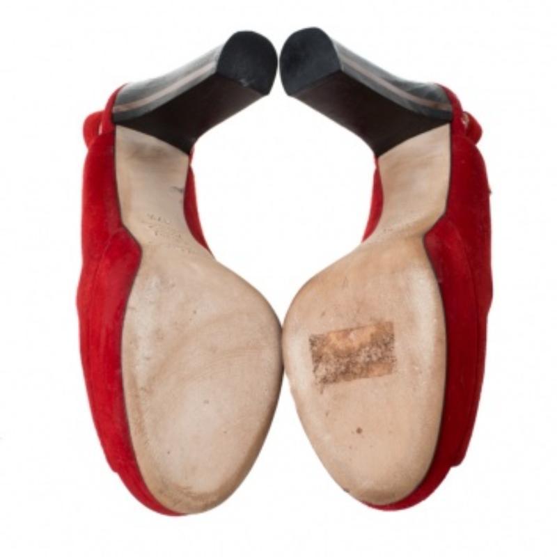 Jimmy Choo - Sandales à talons compensés Lexy à bout ouvert en cuir suédé rouge, taille 37,5 en vente 3