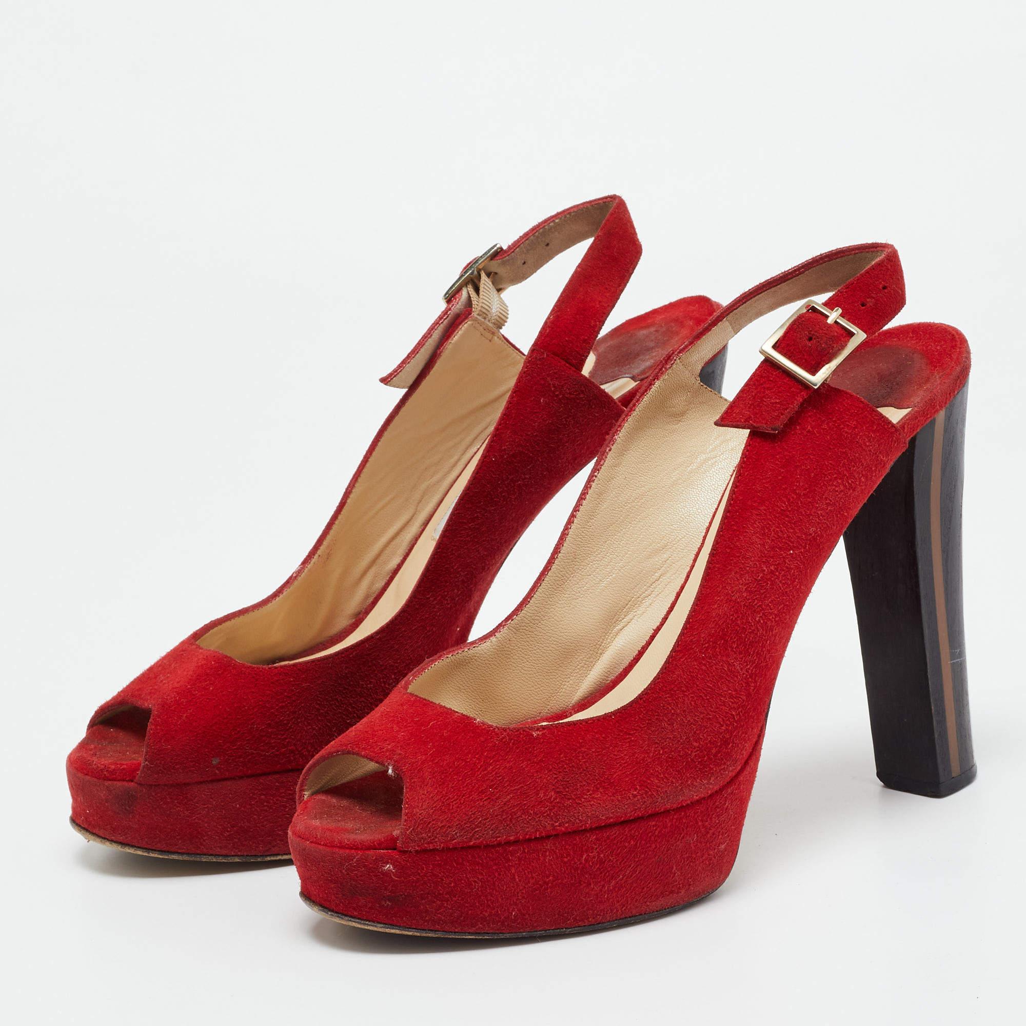 Questi sandali incorniceranno i tuoi piedi in modo elegante. Realizzate con materiali di qualità, presentano un design di classe e solette confortevoli.