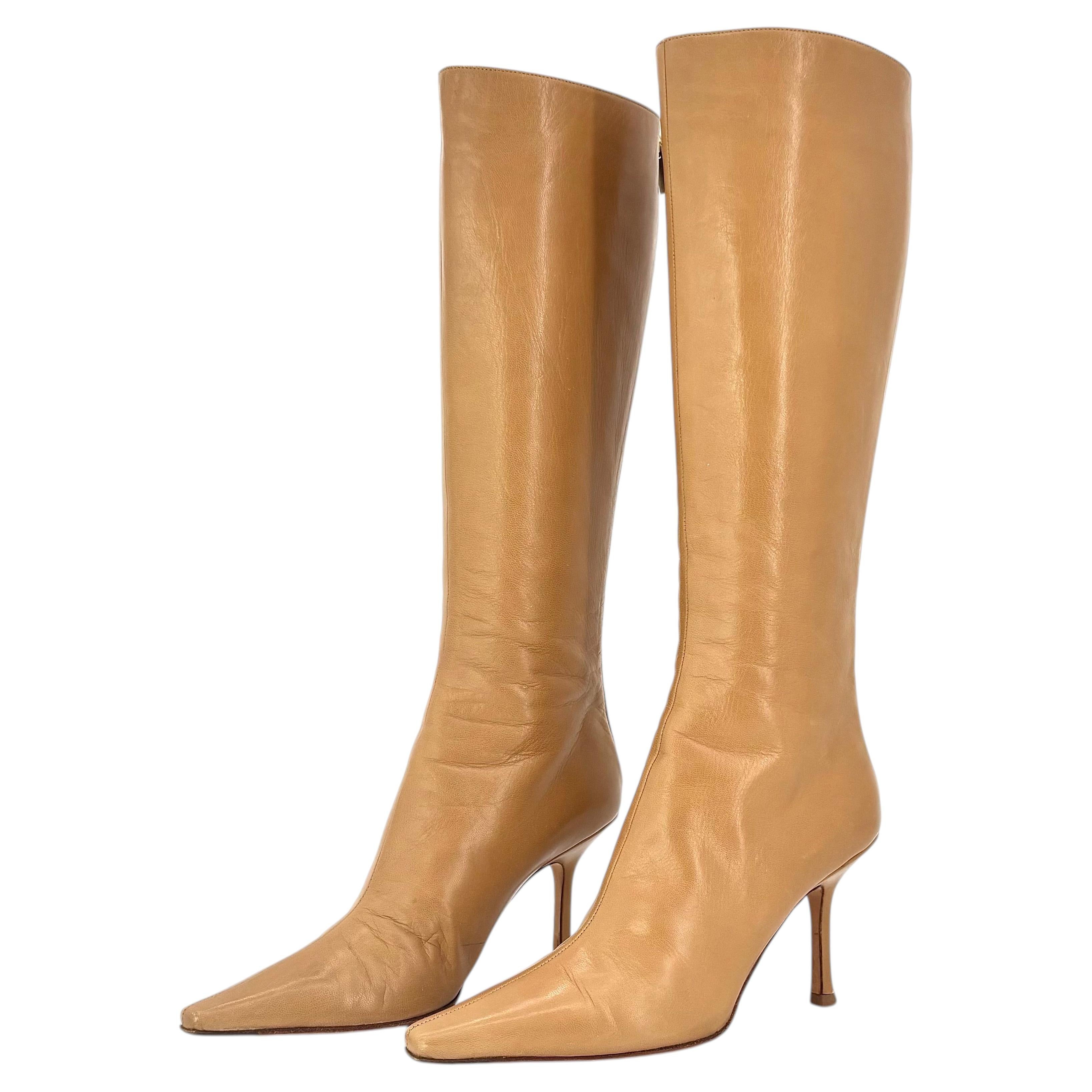 Stivali Jimmy Choo retrò vintage color cammello, alti fino al ginocchio, con tacco alto, chiusura a zip e punta affusolata, taglia 38
