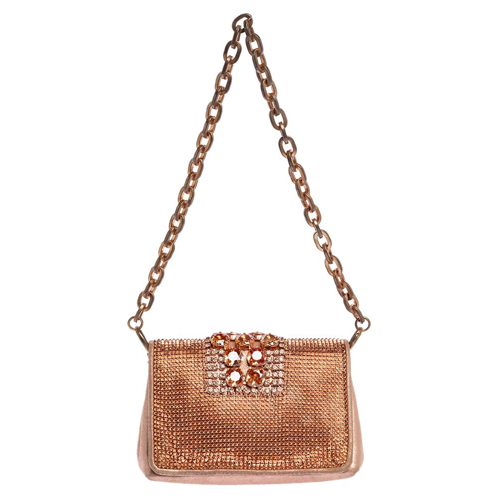 Fall in love with this absolutely stylish handbag from Jimmy Choo. This glamorous Cecile bag will be a conversation starter at your next night out. Crafted from leather and metal mesh, it comes in a lovely shade of rose gold. It has a