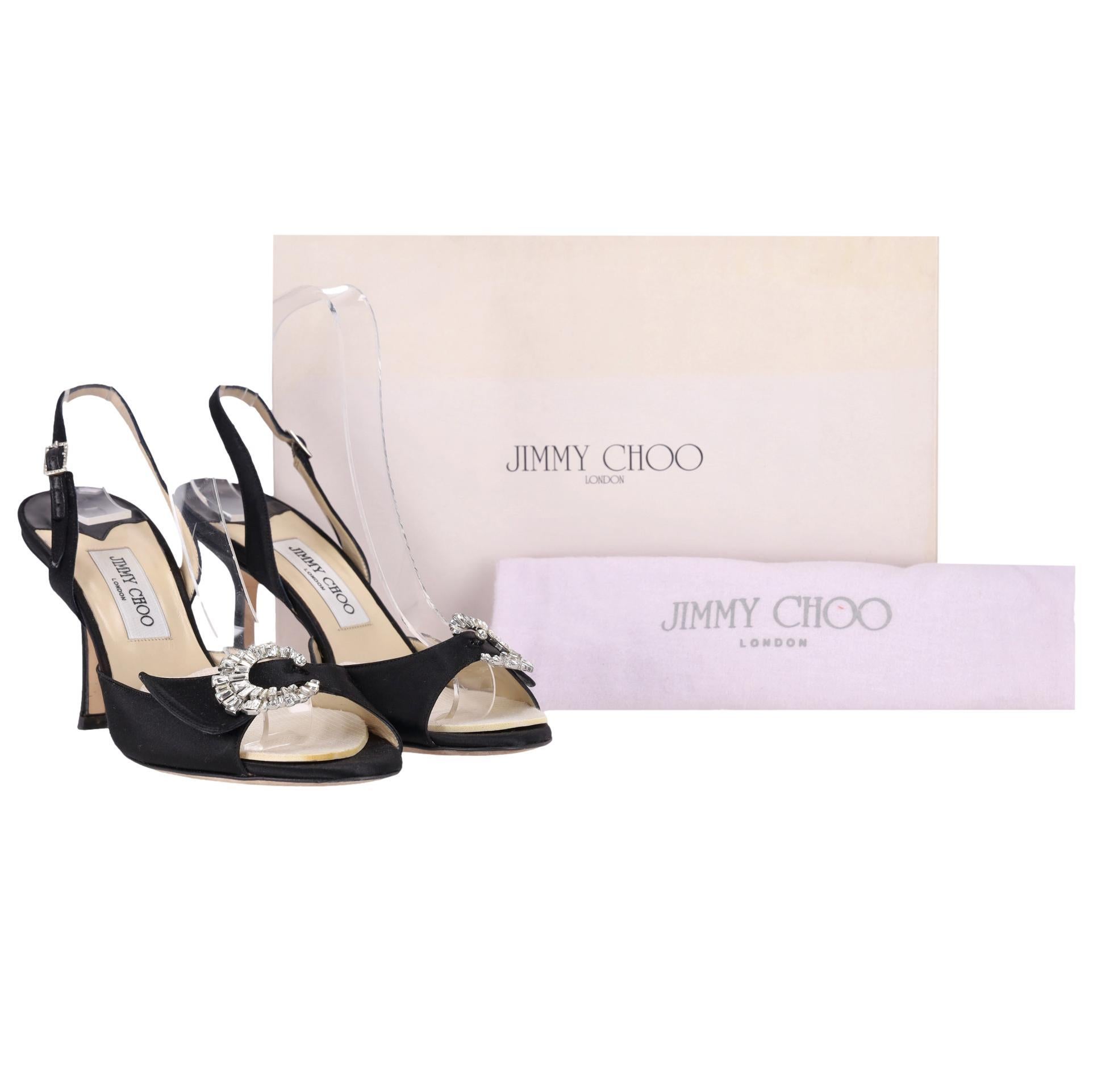 Jimmy Choo - Décolleté in raso con fibbia in cristallo

Sandali in raso nero con fibbia impreziosita da cristalli.

Caratterizzate da un design sling-back e da un tacco a spillo.

Prezzo di listino circa 690 euro

Taglia - 40,5

Condit - Molto buone