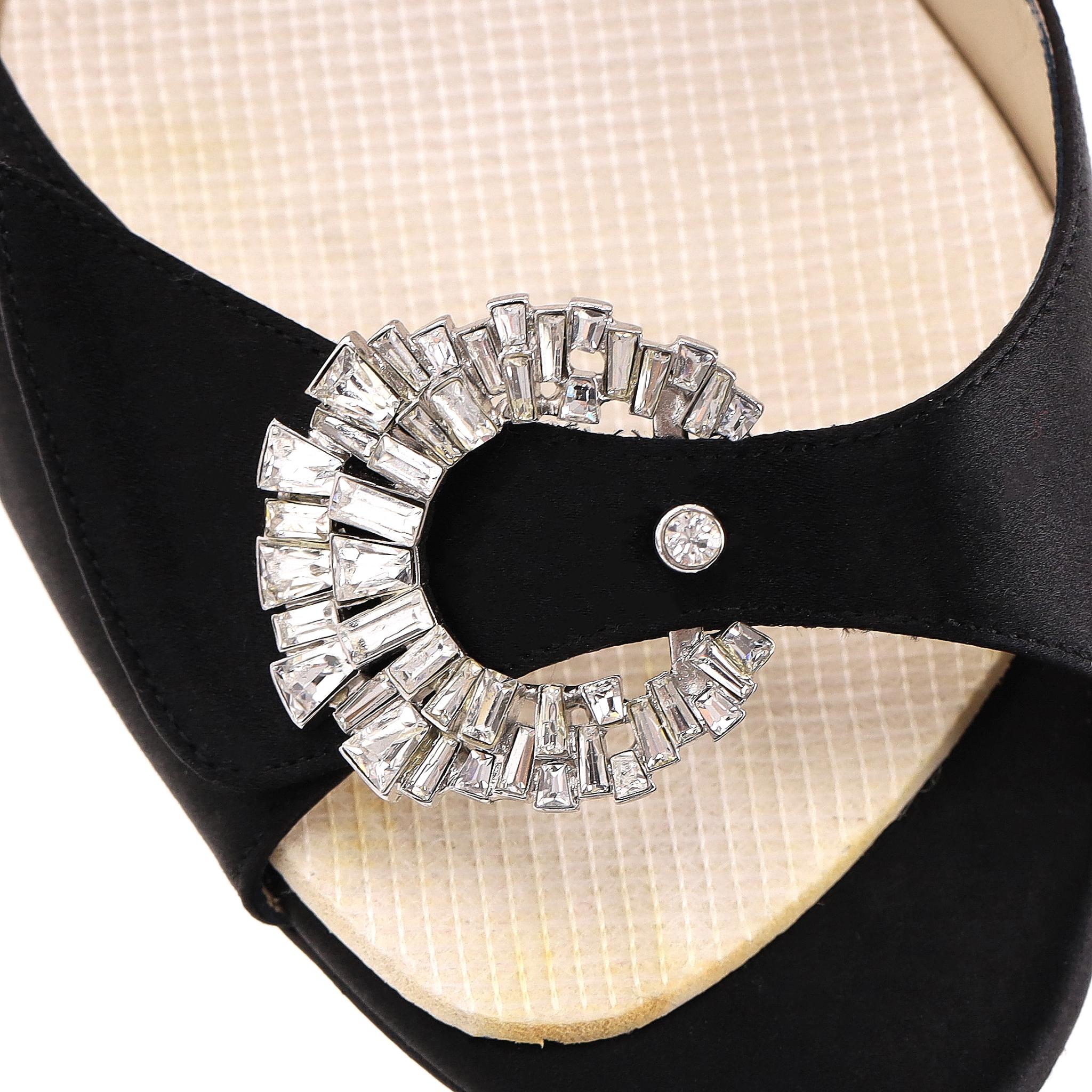 Jimmy Choo - Décolleté in raso con fibbia in cristallo In condizioni ottime in vendita a London, GB