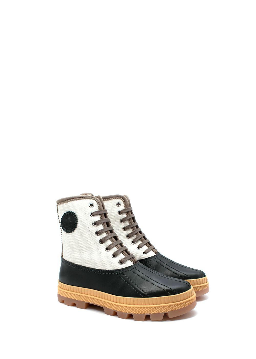 Jimmy Choo Oskar-Stiefel aus meergrünem Leder und Segeltuch

- Hybrid-Schnürstiefel mit tiefseegrüner Zehenkappe und Wrap-around
- Knöchelmanschette aus naturfarbenem Canvas
- Khakifarbene Schnürung vorne und seitlicher Reißverschluss am Knöchel
-