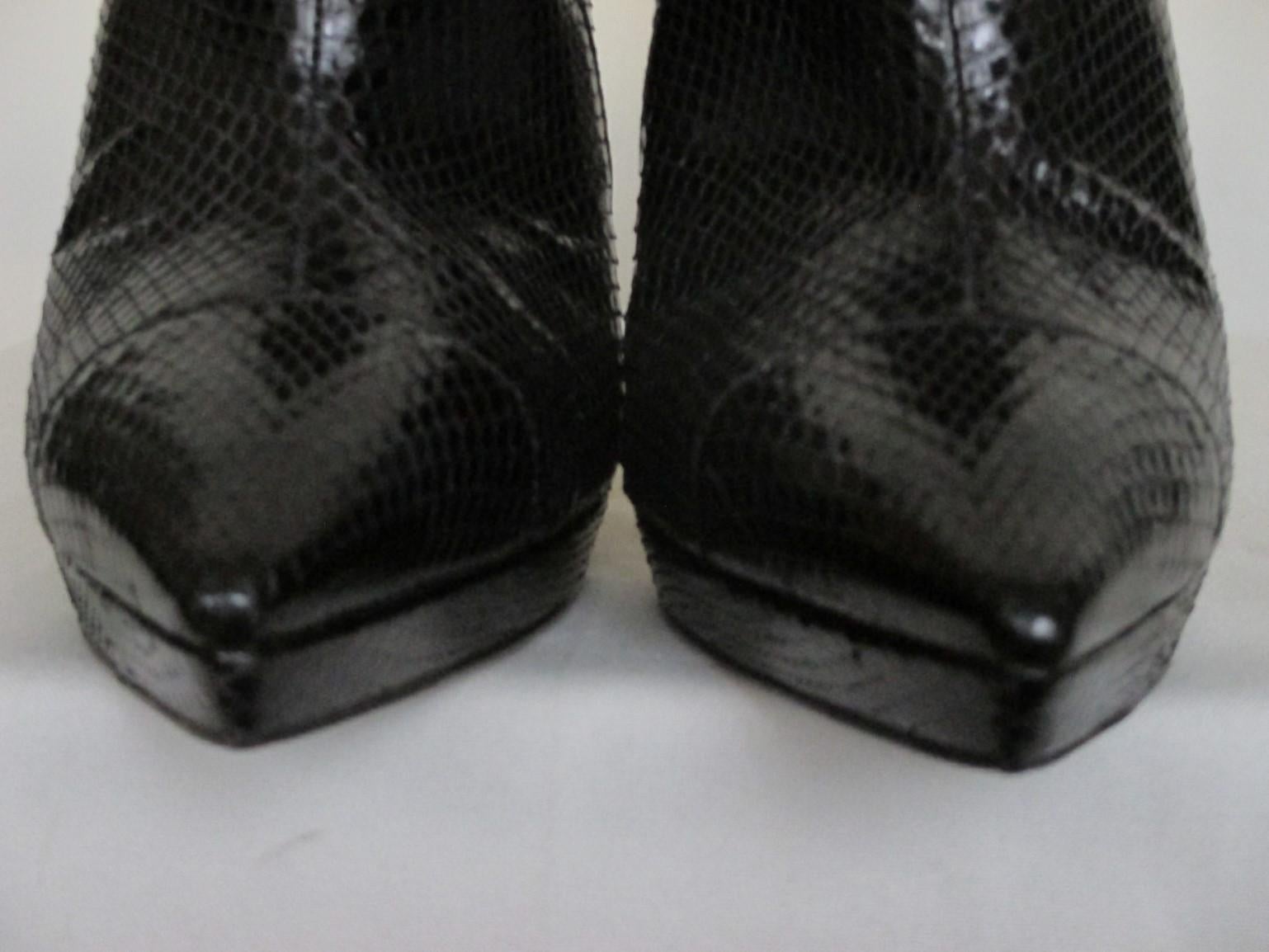 Noir Jimmy Choo - Bottines noires sexy à talons aiguilles en serpent - taille 8 en vente
