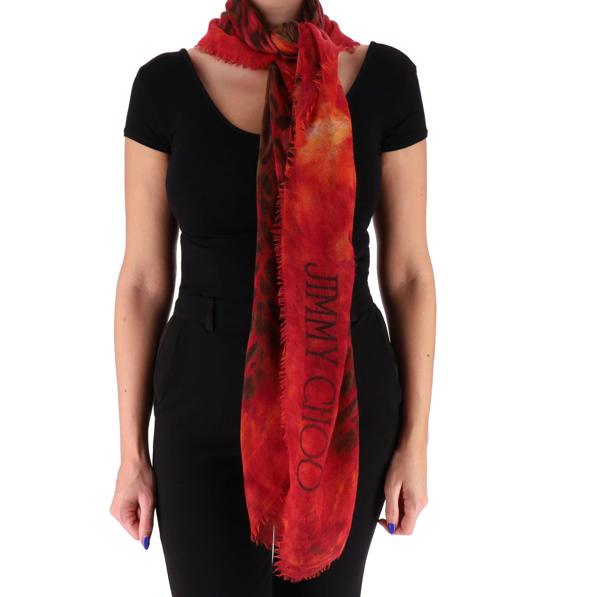 Sciarpa con stampa leopardo in misto seta e cashmere Jimmy Choo

Centro marrone con stampa leopardata e bordo rosso con effetto Ombre.

Caratterizzate dalla scritta 