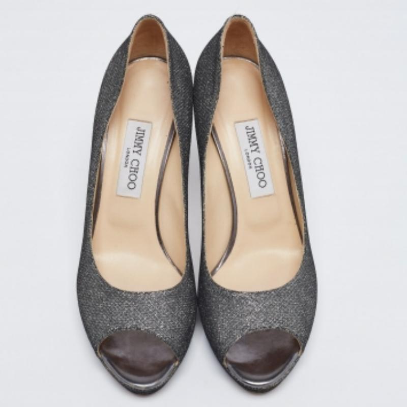 It is easy to fall in love with these pumps by Jimmy Choo! They've been beautifully crafted from silver glitter and designed with peep toes, platforms and 11 cm heels. The pumps are sure to complement all your dresses and evening gowns.