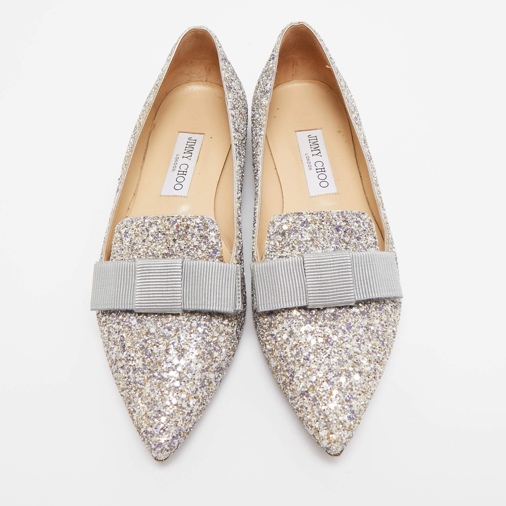 Coming from one of the most celebrated fashion house, these Jimmy Choo ballet flats are known for their brilliant craftsmanship. A seamless mix of comfort and style, these smoking slippers will add a refined touch to your ensemble without too much