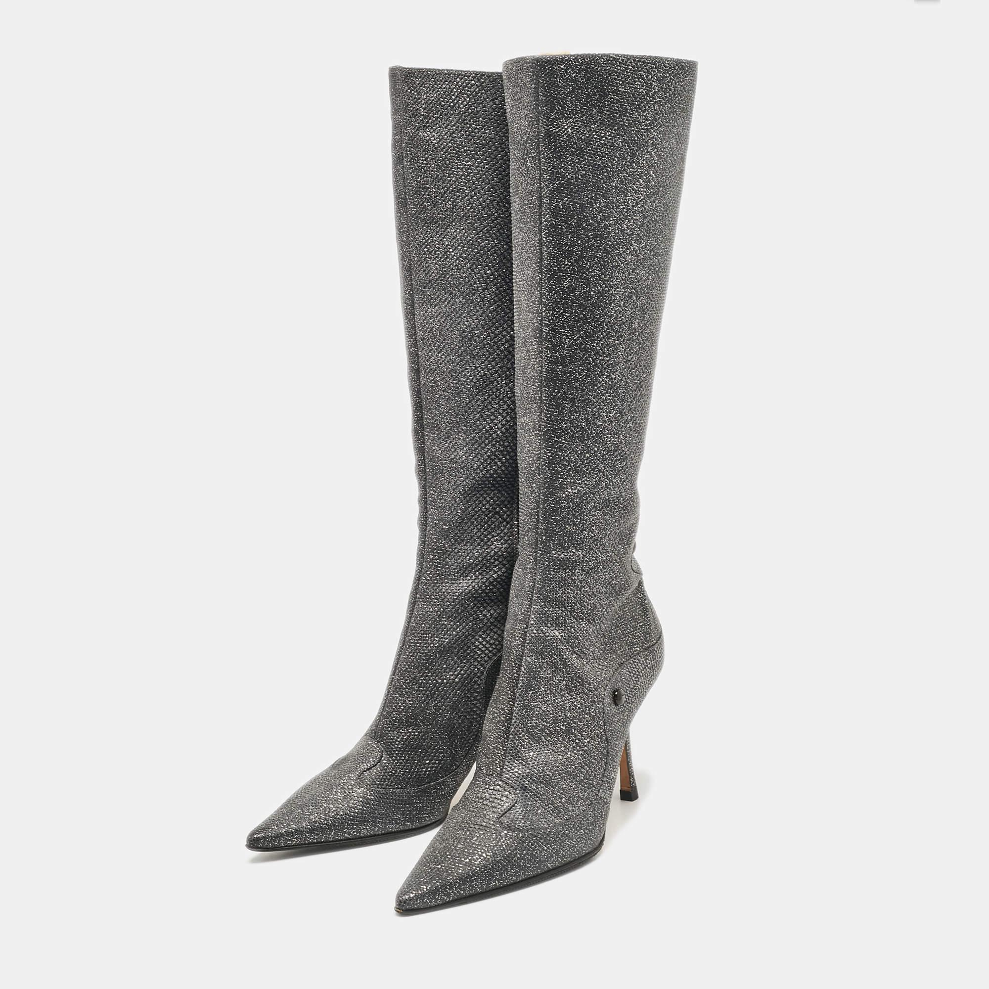 Meticulously designed into a smart silhouette these boots are on point with style. They come with comfortable insoles and durable outsoles to last you forever. These boots are just amazing and you definitely need to get them right away.