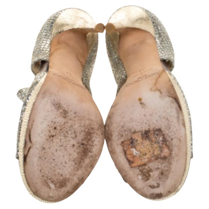 Cette paire de sandales à plateforme privée pour les fêtes de Jimmy Choo est tout ce dont vous avez besoin. Il est confectionné dans un magnifique tissu pailleté et s'accompagne de deux larges bretelles. Les semelles intérieures sont doublées de