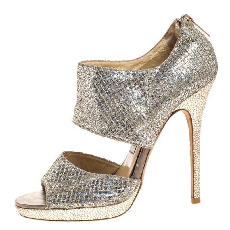 This stylish, chic and modish pair of Private platform sandals for parties by Jimmy Choo is all you'll need. It is crafted from beautiful glitter fabric and comes with two broad straps. The insoles are leather-lined and carry brand labeling along