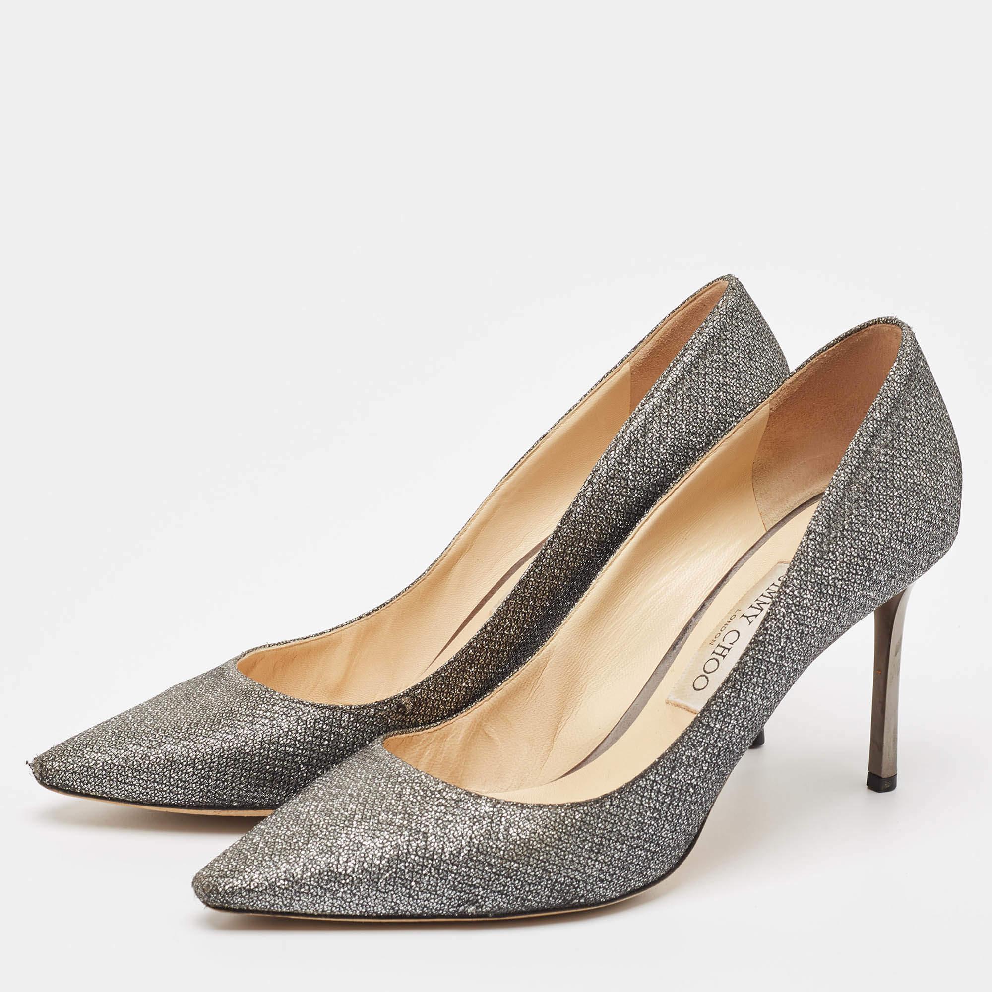 Jimmy Choo non manca mai di stupire con i suoi modelli eleganti e questo paio di décolleté Romi ne è un ottimo esempio. Realizzata in glitter, ti regalerà una dichiarazione di stile stellare e il suo tacco di 9 cm aggiungerà grazia a ogni tuo passo.
